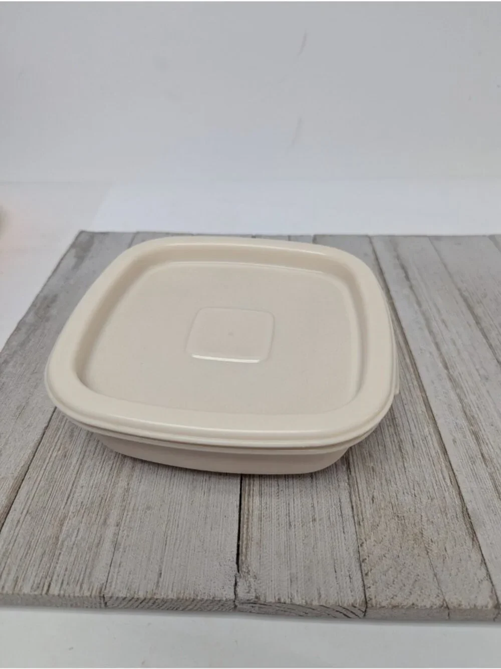 Rubbermaid 2 Cup Storage Container #2243 Square Servin Saver Almond Excellent